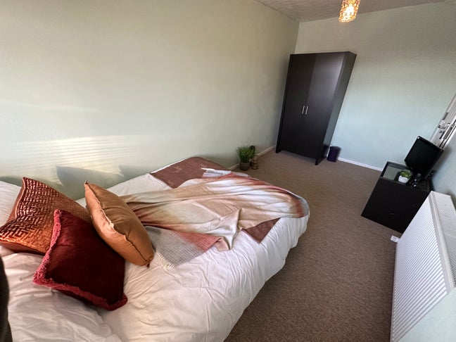 🏡 Spacious West Swindon Double Bedroom Main Photo