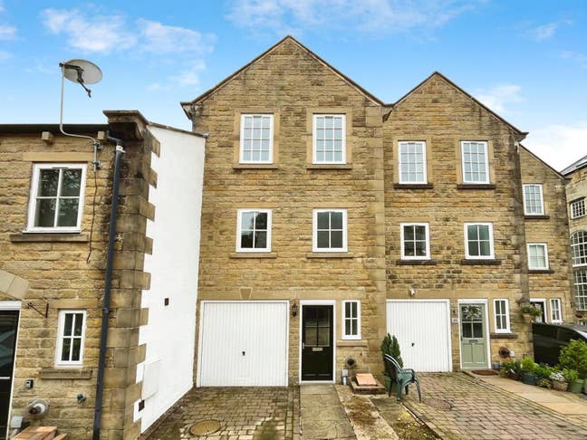 Room in Spacious Townhouse - Available Now Main Photo