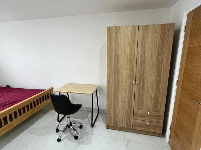 New built dble bedroom with ensuite near Lngly stn Main Photo