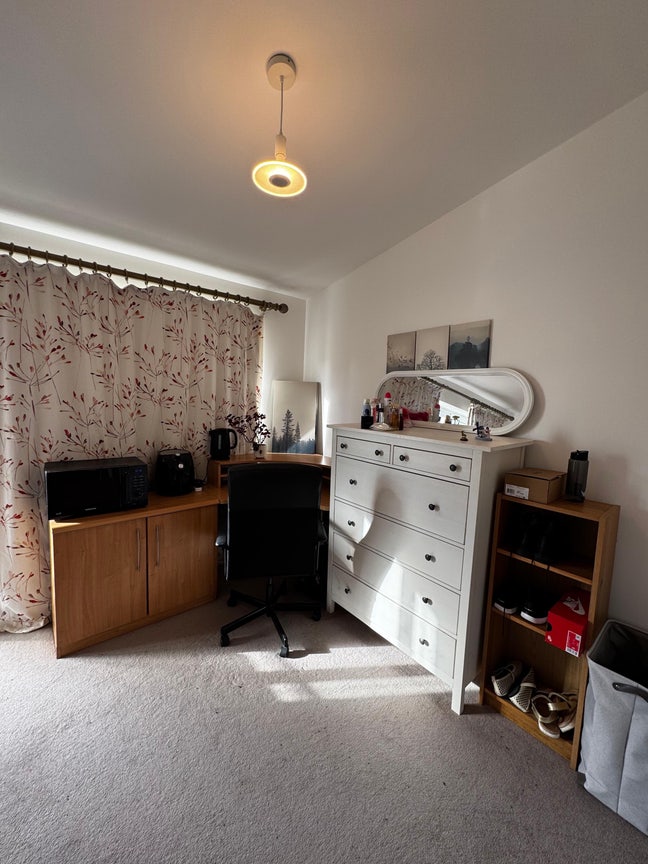 Bright double room +private balcony Worcester park Main Photo