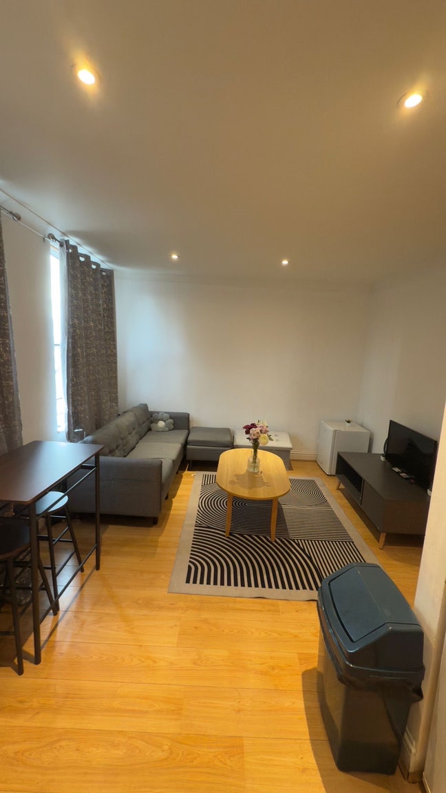 Flatmate wanted to rent a doublebedroom apartment  Main Photo