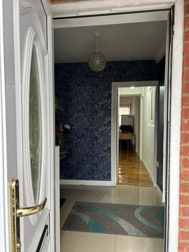 Studio flat in Brentford in family house Main Photo