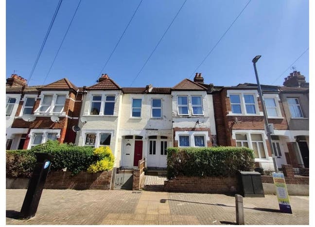 Room for rent in a shared house with 2 girls  Main Photo