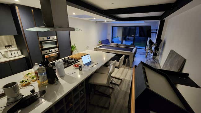 HUGE bright room, newly renovated house! Main Photo