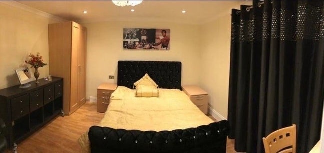Double Bedroom with Modern En-Suite Studio Main Photo