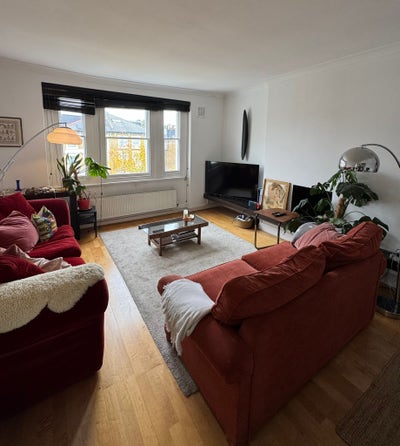 Large en-suite room with balcony and king bed Main Photo