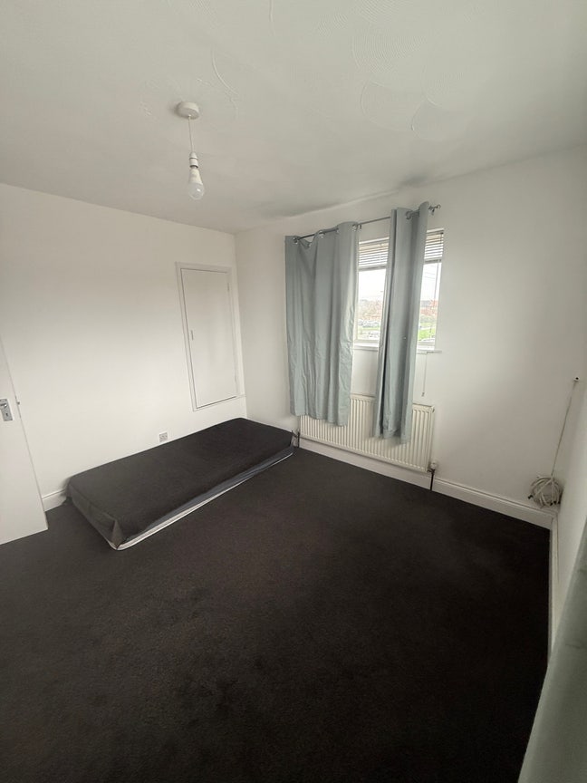 Affordable Medium Double/Single Room -Feltham-  Main Photo
