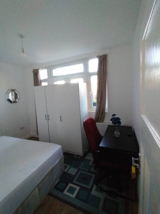 Large & Double rooms available with IT Bachelors  Main Photo