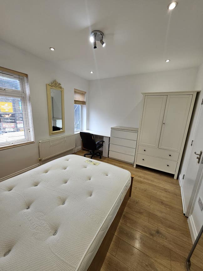 Double Bedroom Available – Single Female Only Main Photo