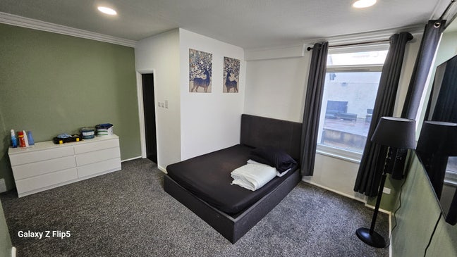 Large Ensuite Room Main Photo