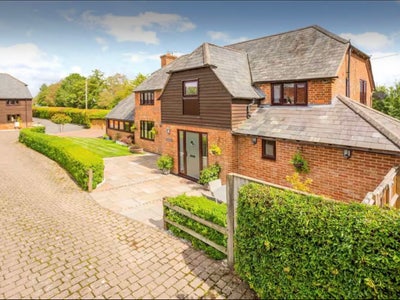 Detached house near train station Main Photo