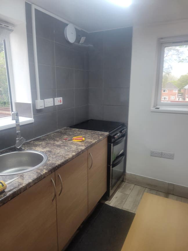 Little bedsit with walk in shower open kitc/diner Main Photo