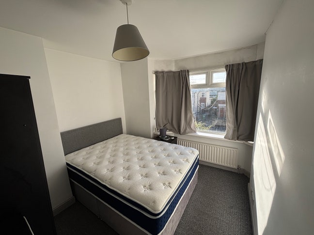 2 room available  Main Photo