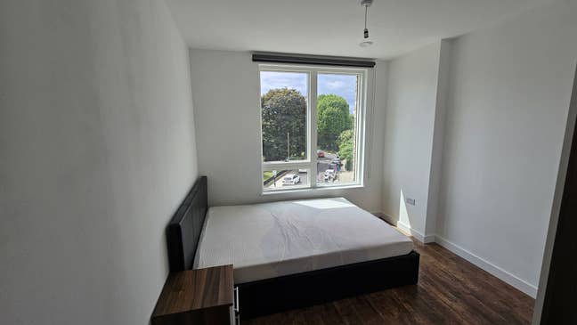 Ensuite Available in Modern 4-Bed Flat – Poplar Main Photo