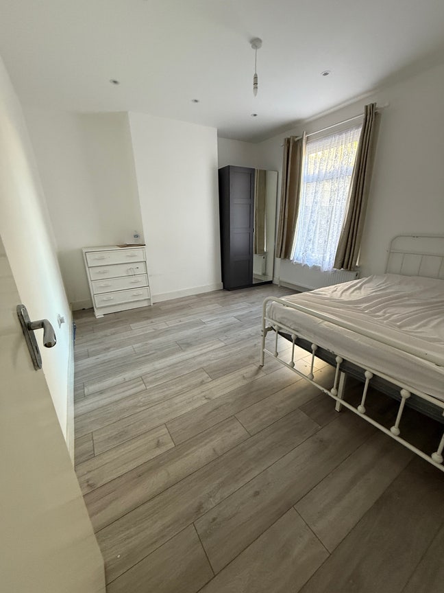 Double bed room Main Photo