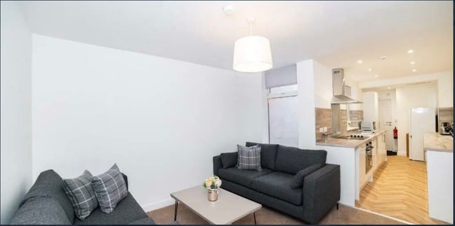 Spacious double bedrooms available (bills included Main Photo