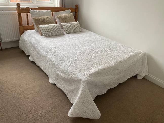 Beautiful double bedroom with comfort & warmth. Main Photo