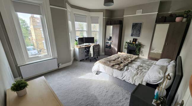 HUGE bright room, newly renovated house! Main Photo