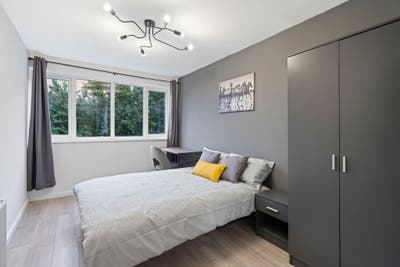 MOVE IN NOW! Furnished Rooms for Singles - Romford Main Photo