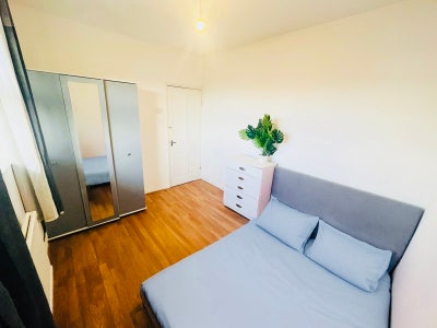 Beautiful Double Room in a 3 bedroom 😍 Nine Elms 😍 Main Photo