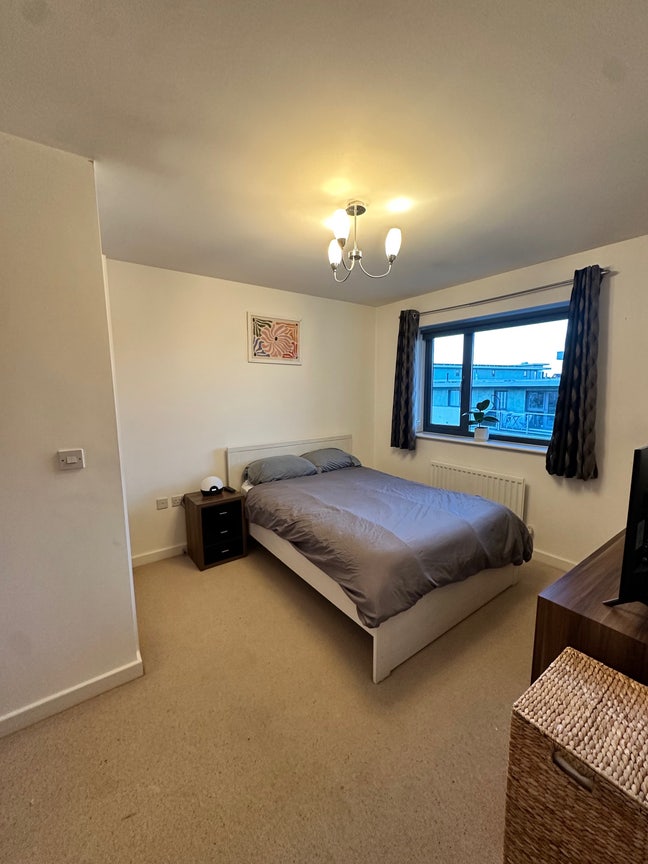 Large double room with en-suite near station Main Photo