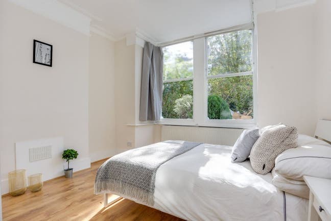 Spacious Room in Garden home by the River Main Photo