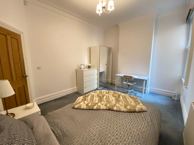 Good size double, perfect location all bills incl. Main Photo