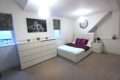 En-Suite Room in 2 Bed Apartment - Town Centre! Main Photo