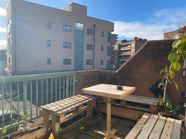 Large Double Room N16 Main Photo