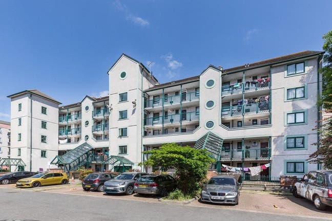 Fantastic 2 Bedroom Flat Located Near Milend Main Photo