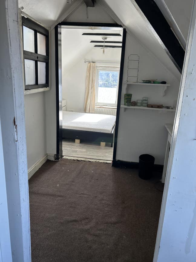 Large Double Room in loft  Main Photo