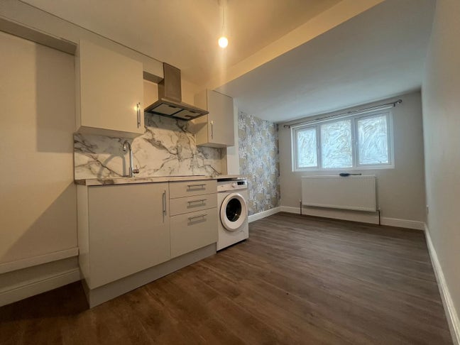 Private compact studio available now Main Photo