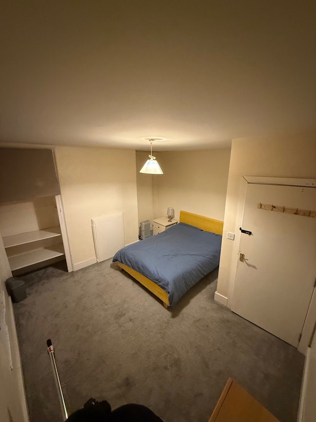 Double bedroom in high street  Main Photo