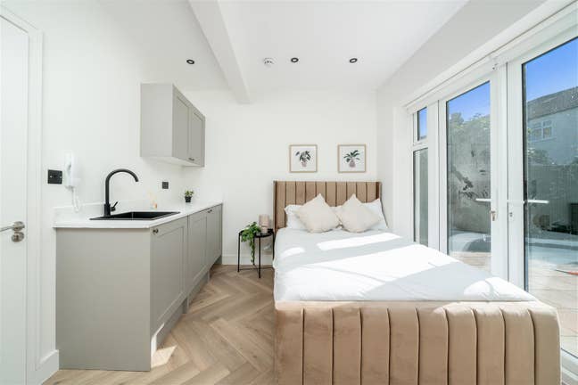 Modern Studio Unit in Streatham Common  Runnymede  Main Photo