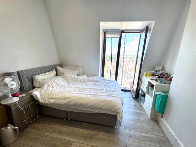 Lovely Top Floor Room! Nice housemates - Bills Inc Main Photo