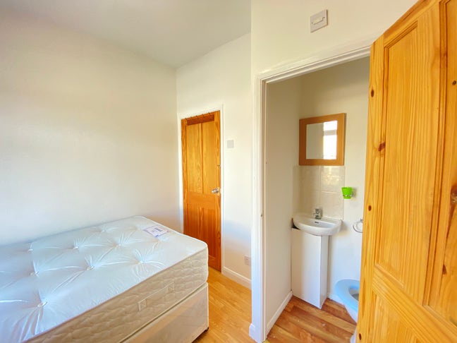Small double room to rent  (E13 0BJ) Main Photo