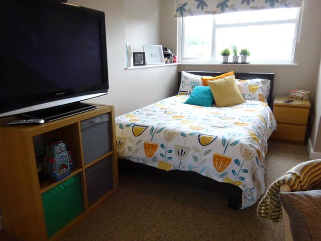 These Tasteful Snug Vibes Could Be Yours 💛🏡 Main Photo