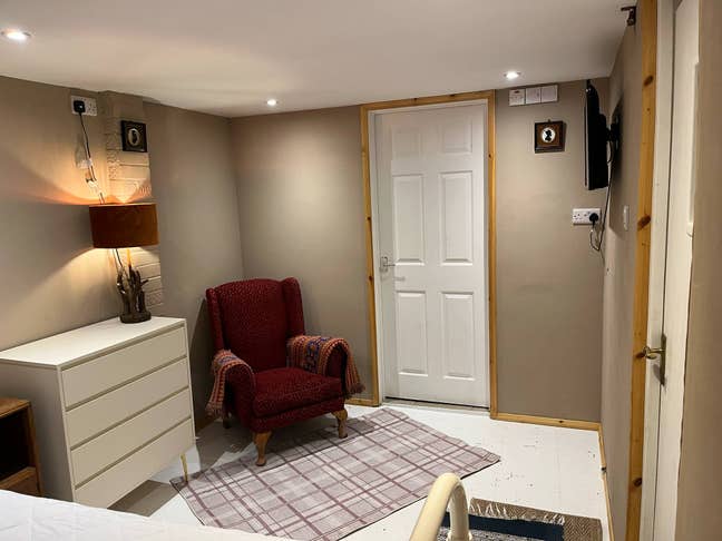 Self contained, en-suite studio private  Main Photo