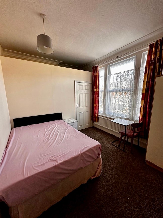 Double size room on first floor,  with en-suite Main Photo