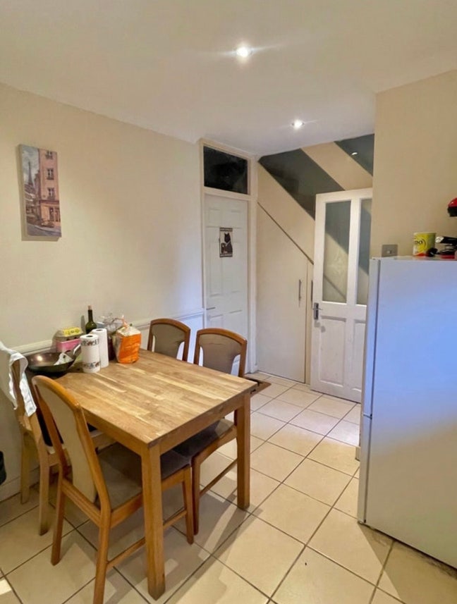 Mixed tenants flat! Available NOW! Battersea Main Photo