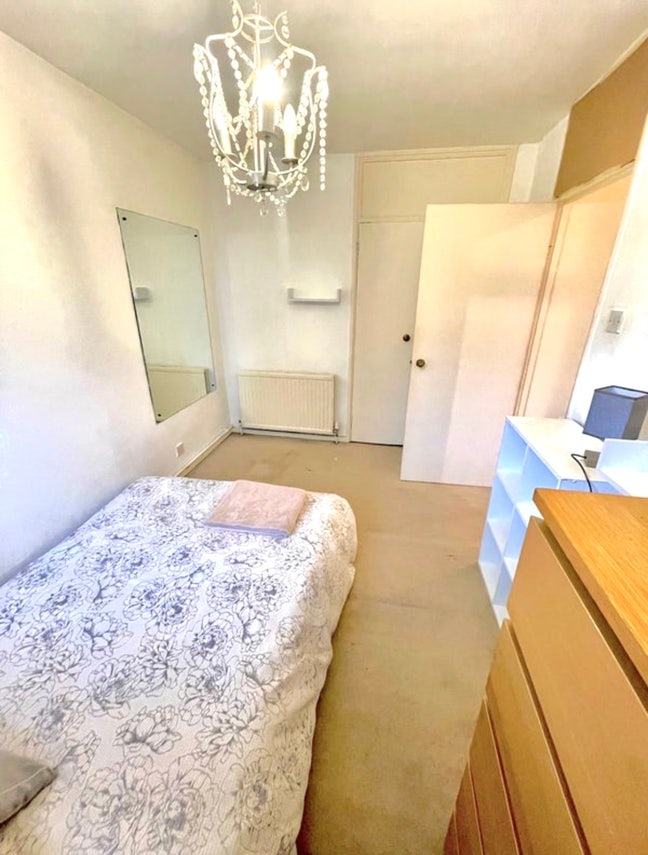 One bedroom in Battersea flat  Main Photo