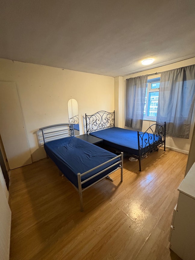 4 bed room property in Mile End Main Photo