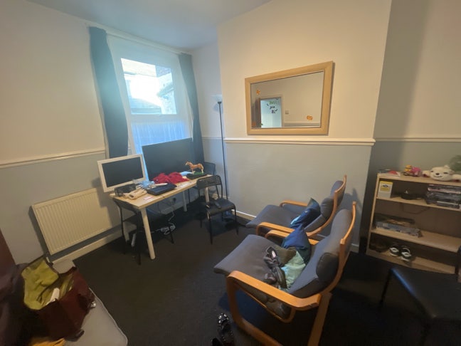 One room, Kensington Main Photo