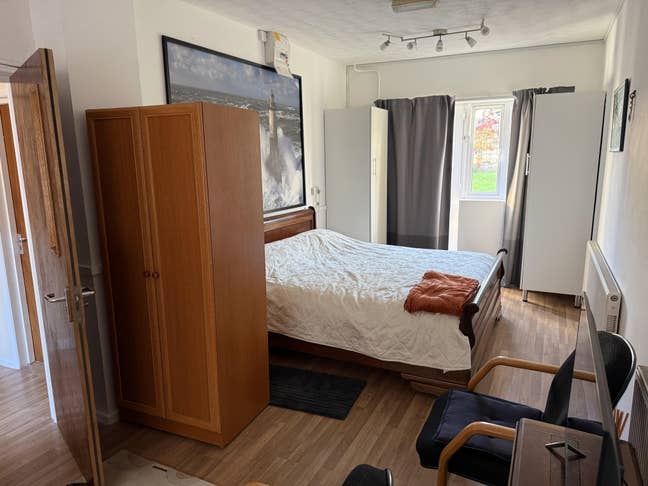 Large Double, EN-suite, Separate Entrance, parking Main Photo