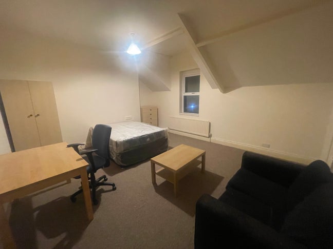 Well Presented refurbuished double room Main Photo