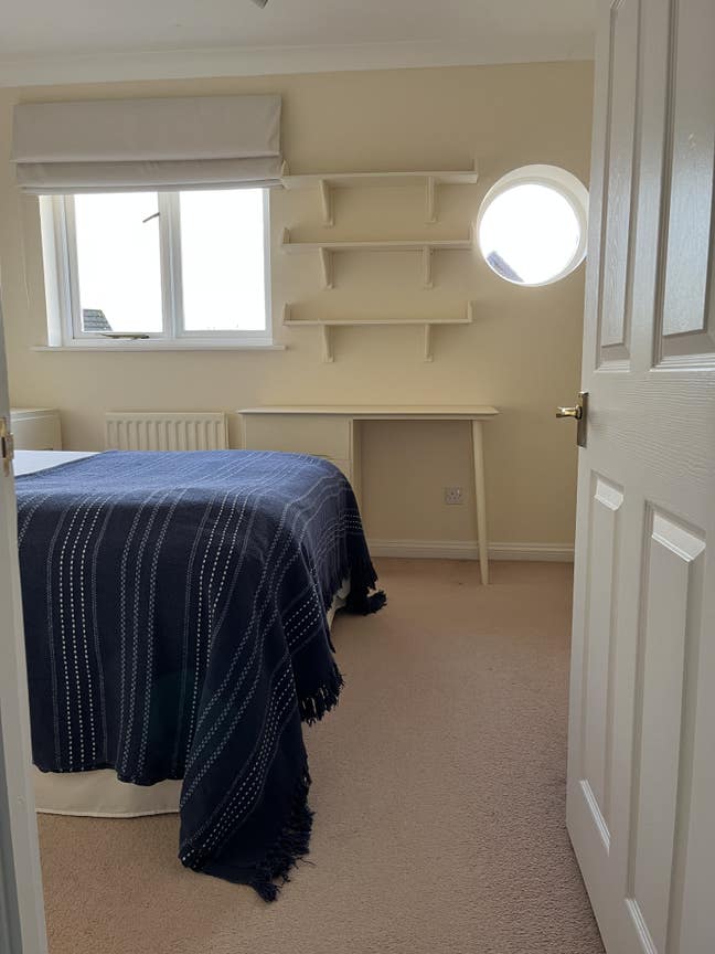 A cozy, light-filled double bedroom available Main Photo