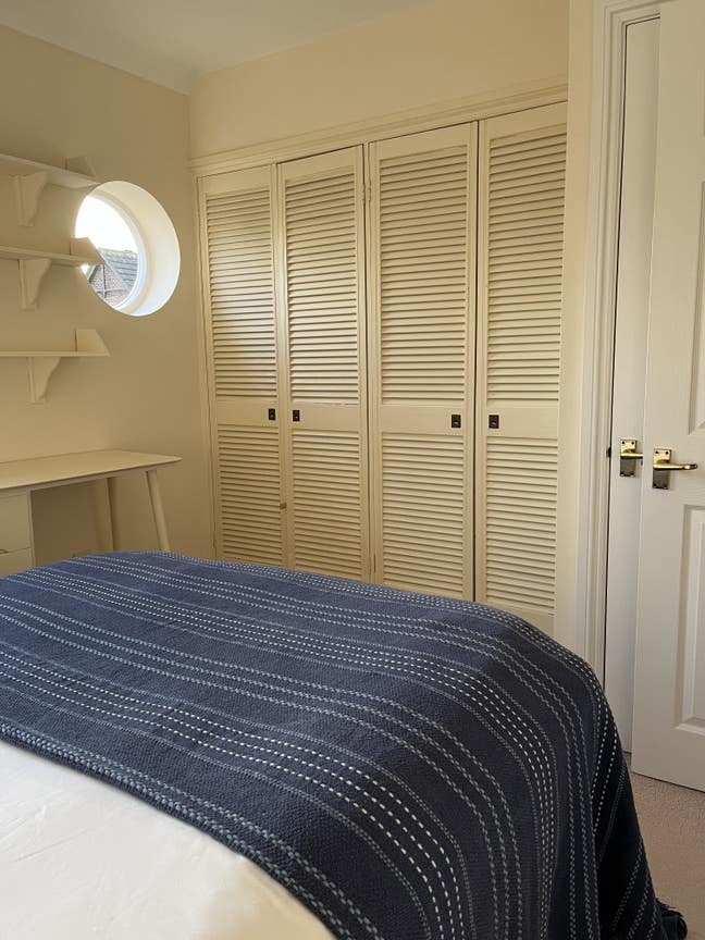 Beautiful, warm, cosy, and bright double bedroom Main Photo