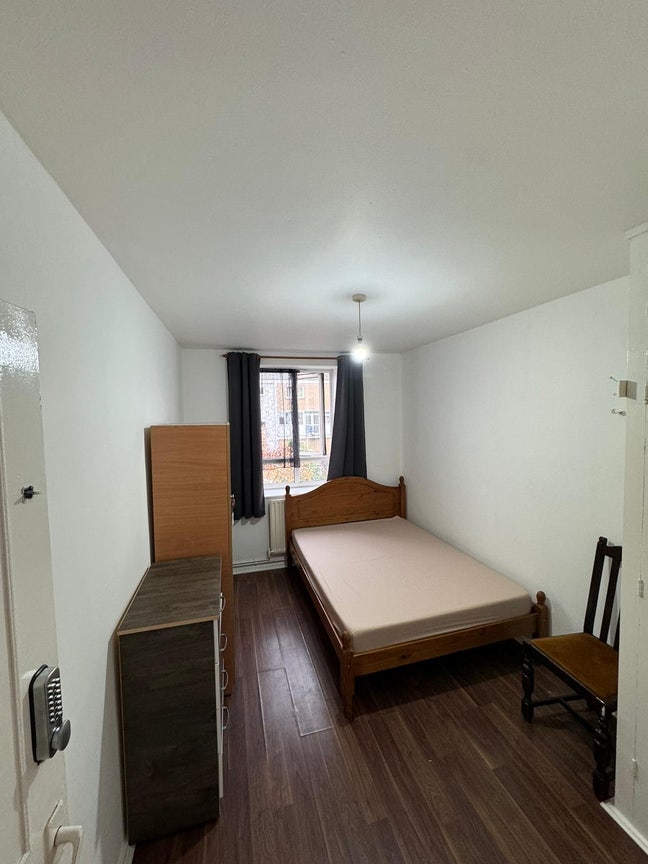 Nice Room In Stratford-5mins 🚂-Bills Included ✅ Main Photo