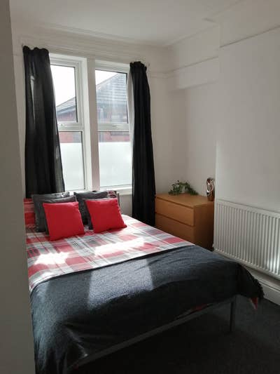 1 Room Available in 6 Bed 3 Bath Student House Main Photo