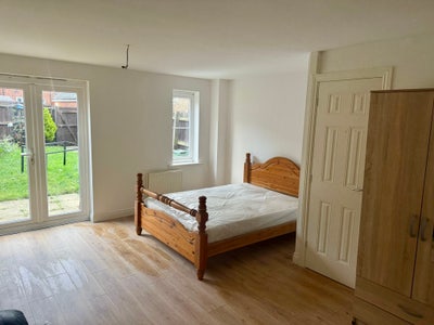 Large Double Room Available - Oxley Park Main Photo